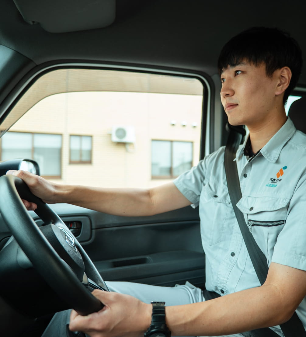 配送車両の運転席に座る山形酸素の社員