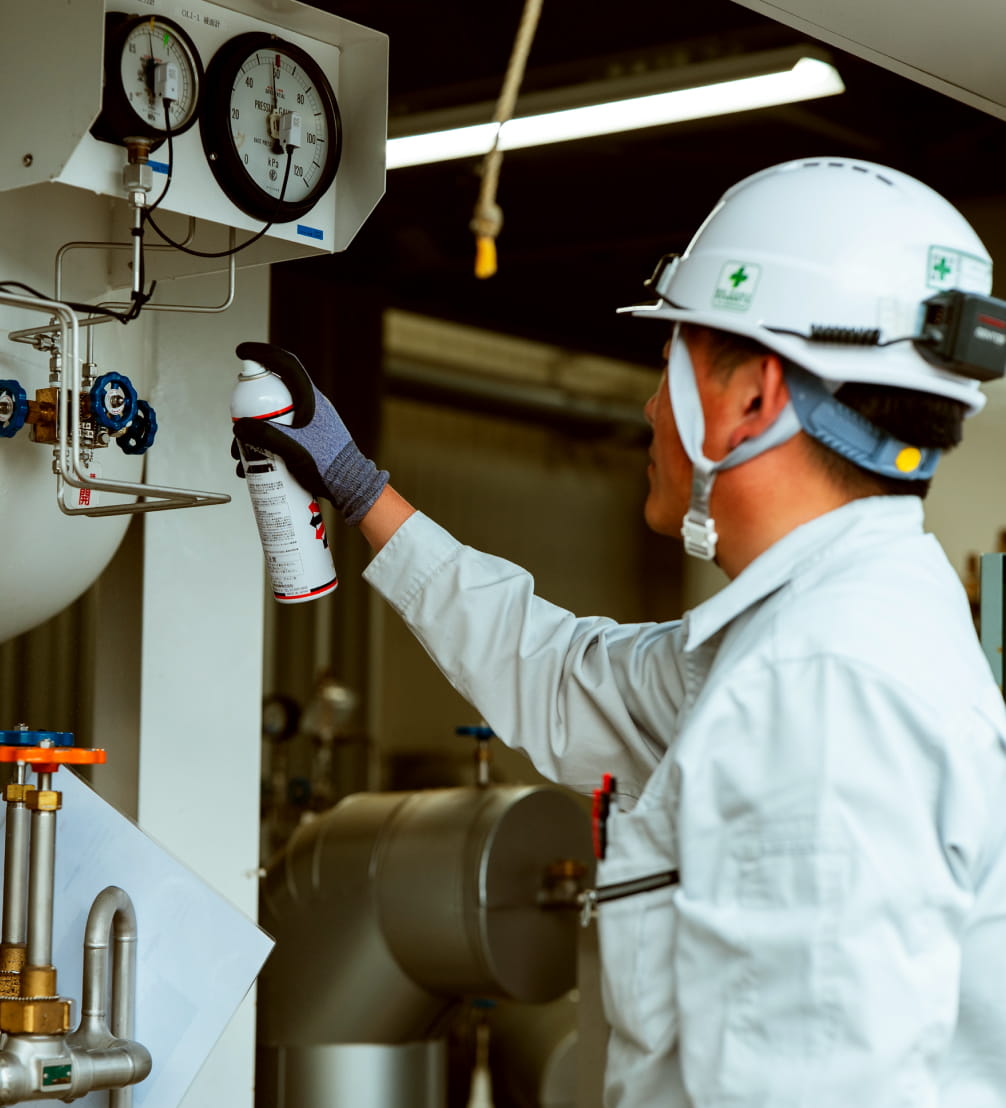 医療用酸素ボンベを取り扱う社員