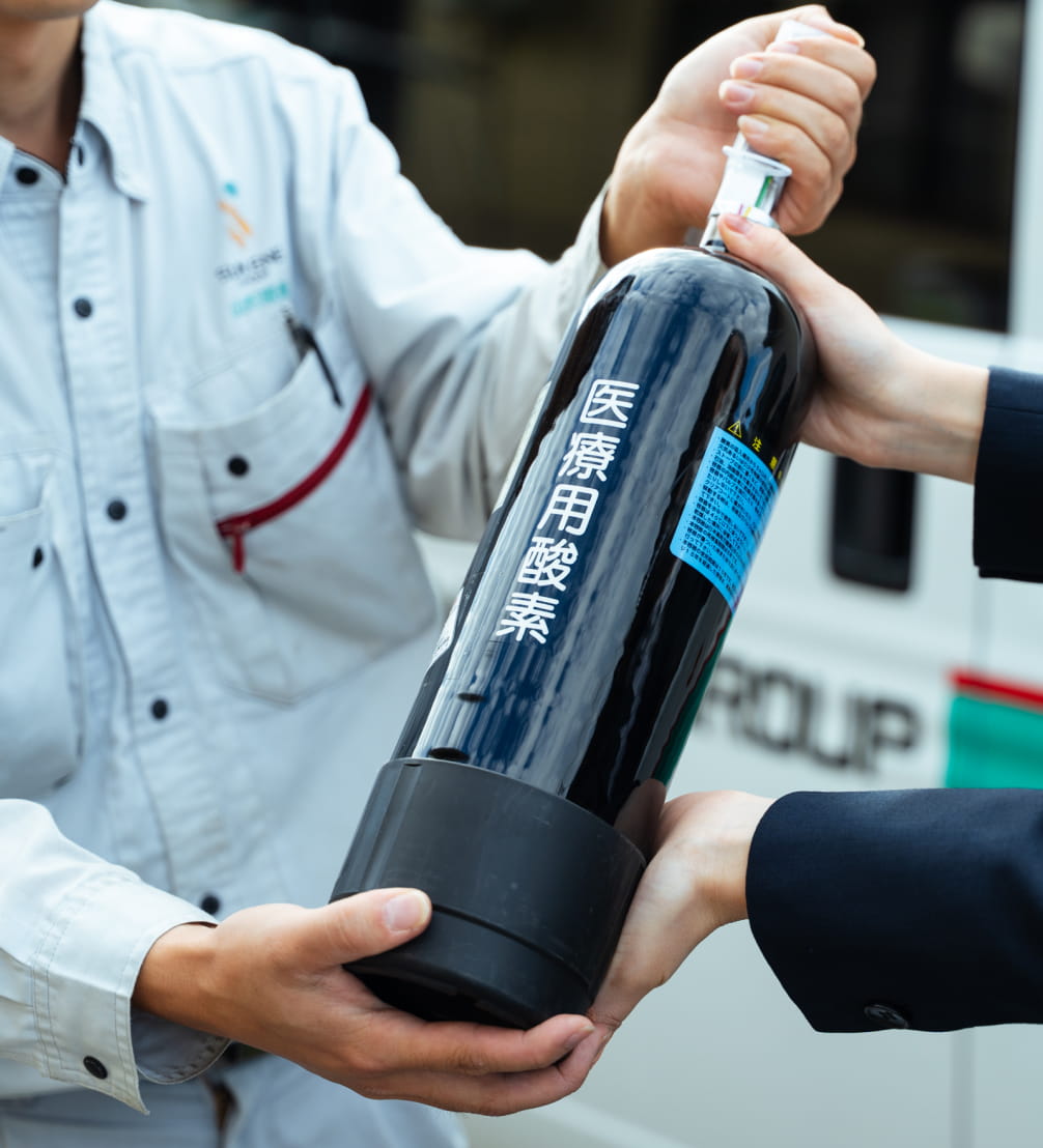 医療用ガス設備を点検する女性社員